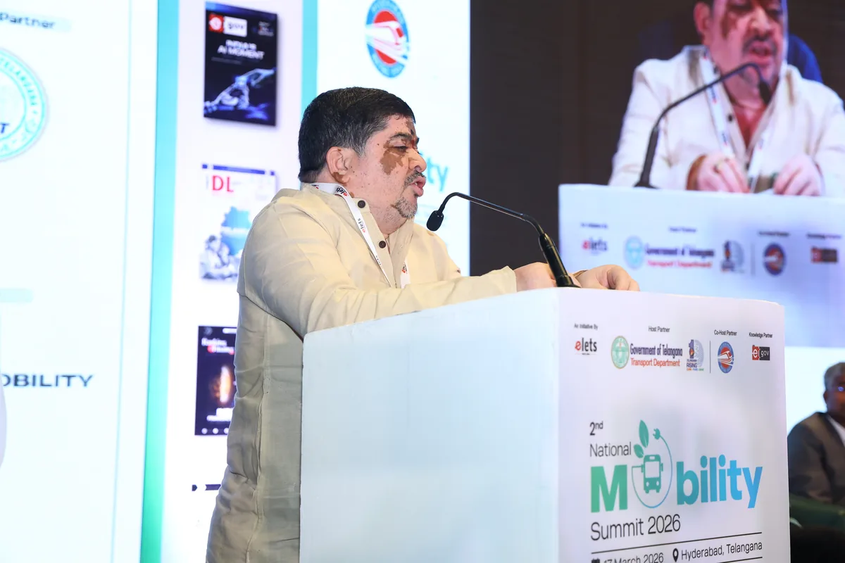 The Chief Guest addresses the hall from the National Mobility Summit podium